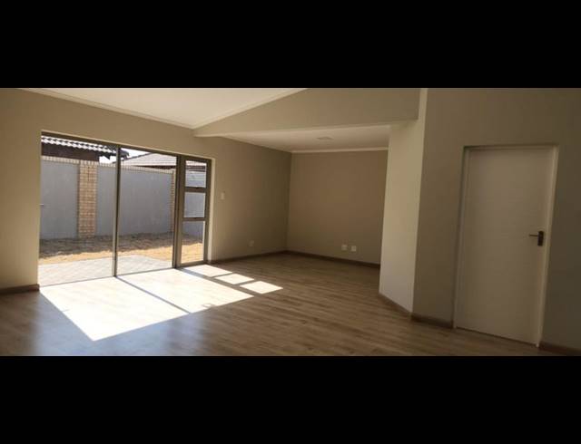 2 BEDROOM HOUSE FOR SALE IN SECUNDA CENTRAL